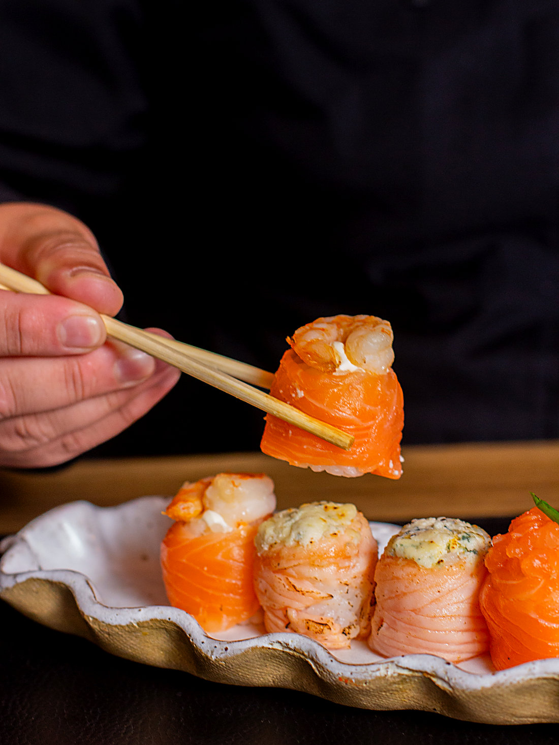 Peça de salmão sendo servida com hashi