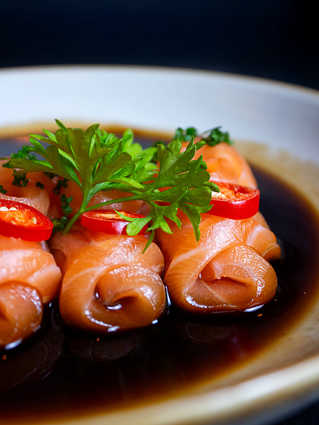 Sashimi de salmão ao shoyu com pimenta