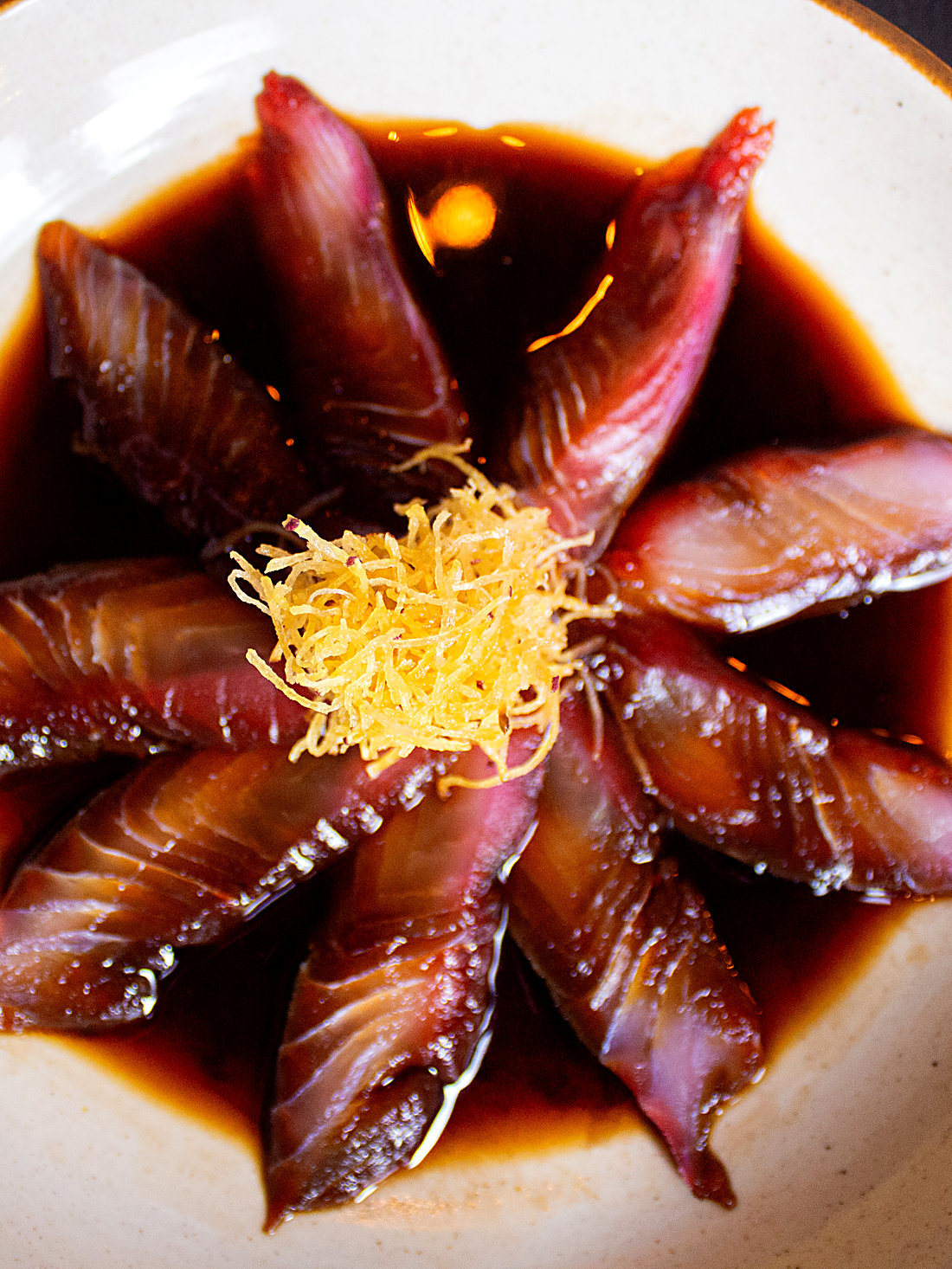 Peixe curado em leque com raspas cítricas