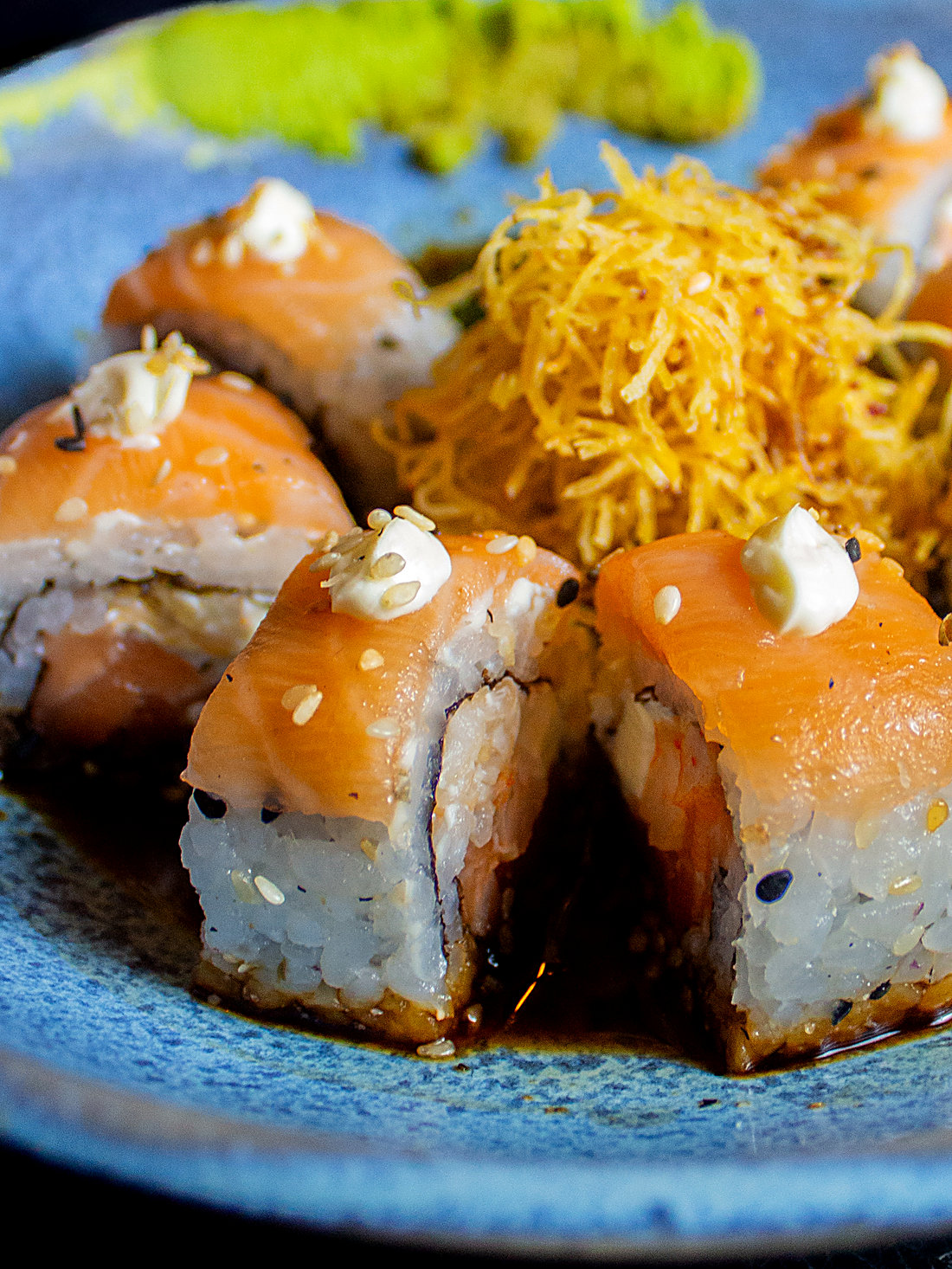 Uramaki de salmão com batata palha e cream cheese