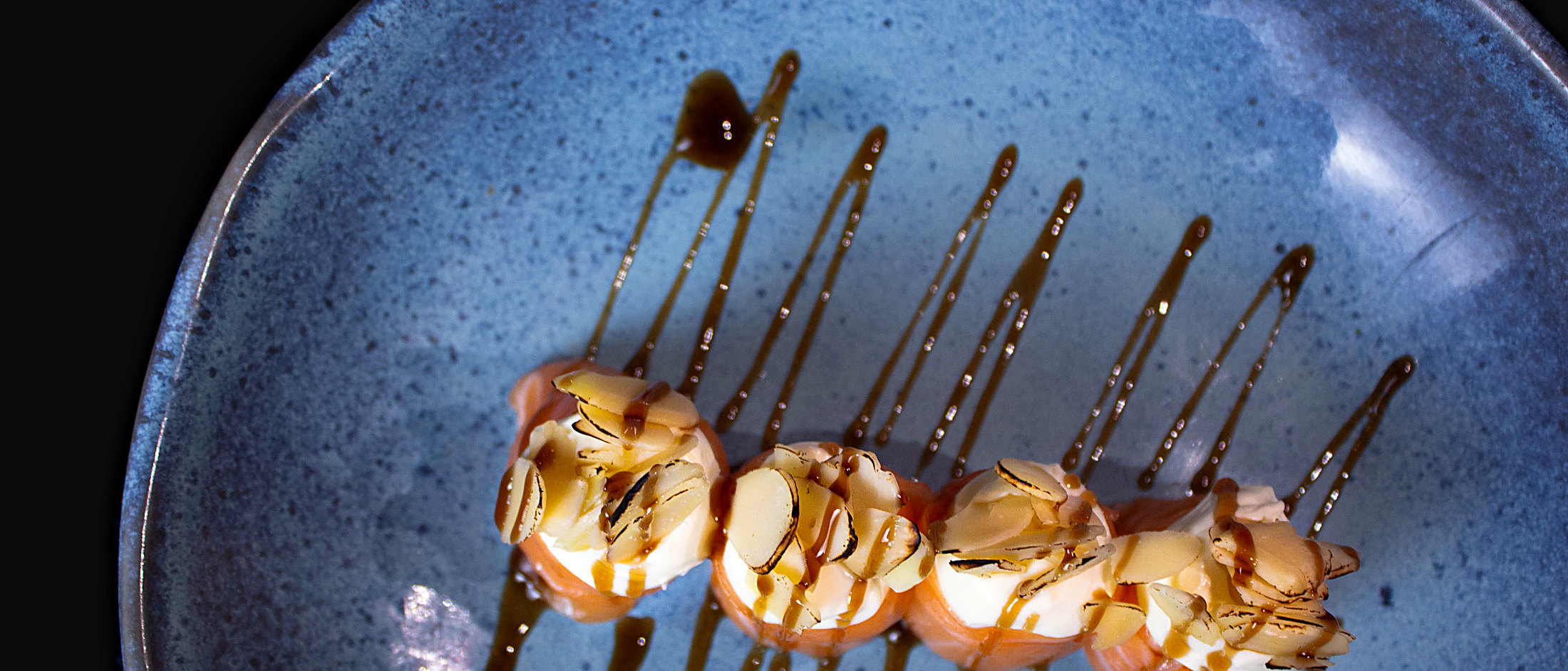 Nigiri finalizado com lascas de amêndoa
