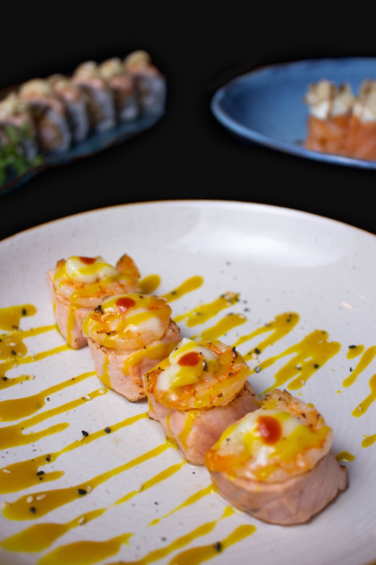 Sushi maçaricado com cobertura cítrica