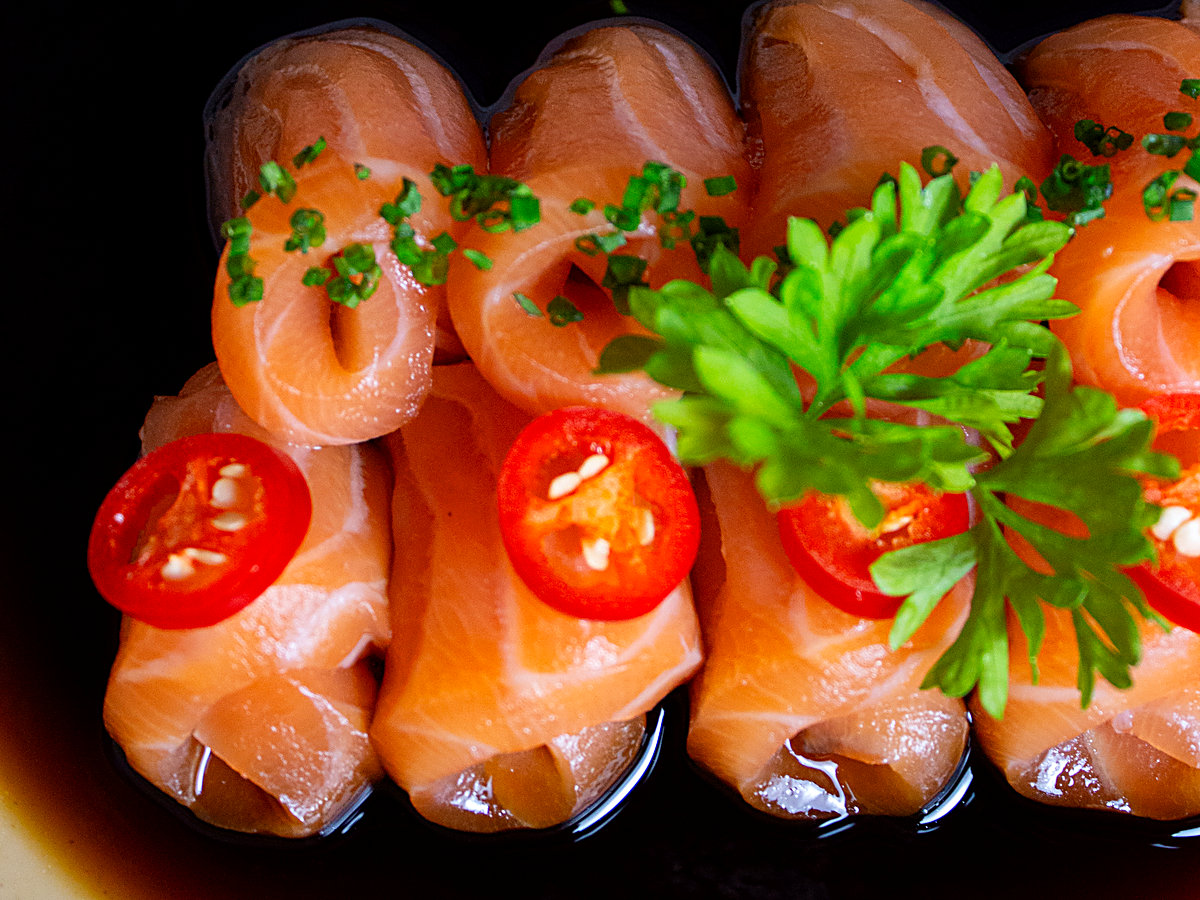 Sashimi de salmão ao shoyu finalizado com pimenta