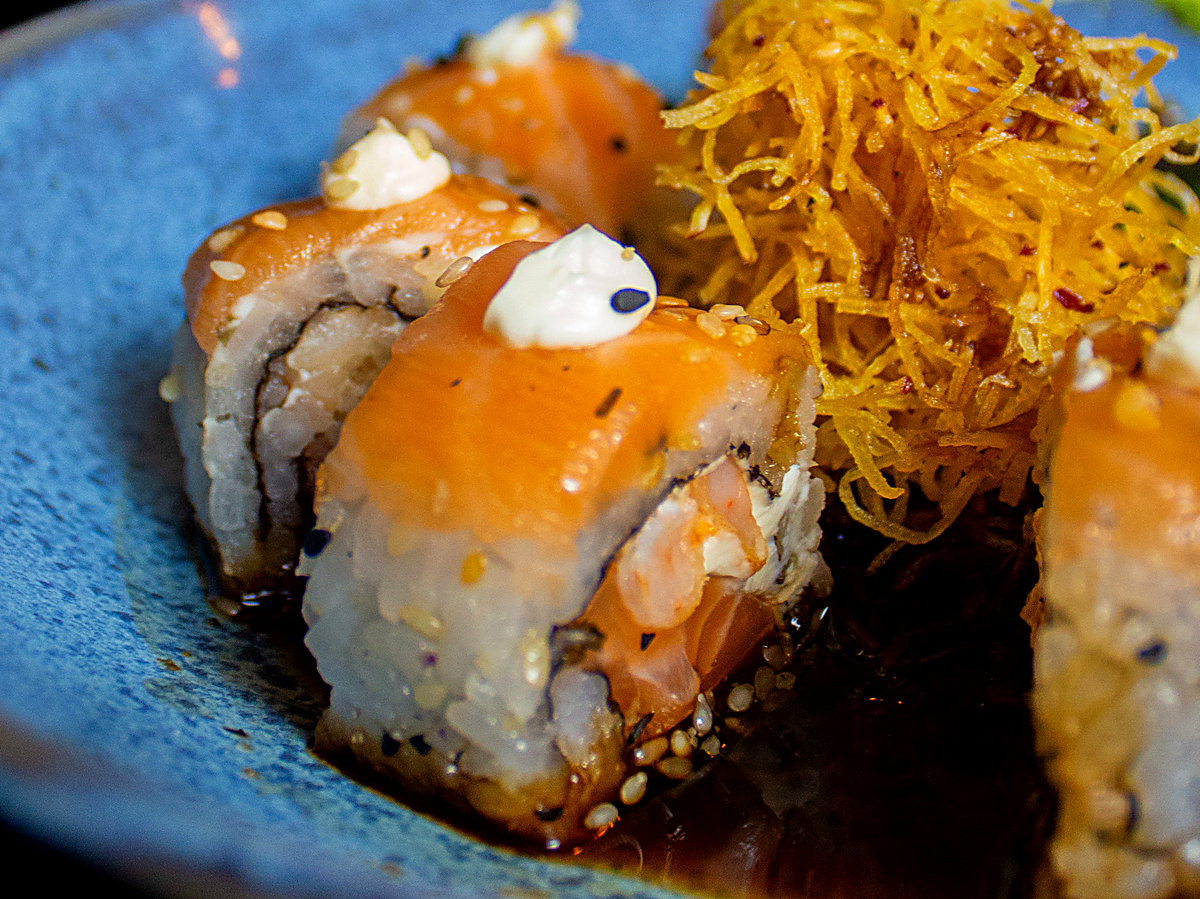Uramaki de salmão com batata palha
