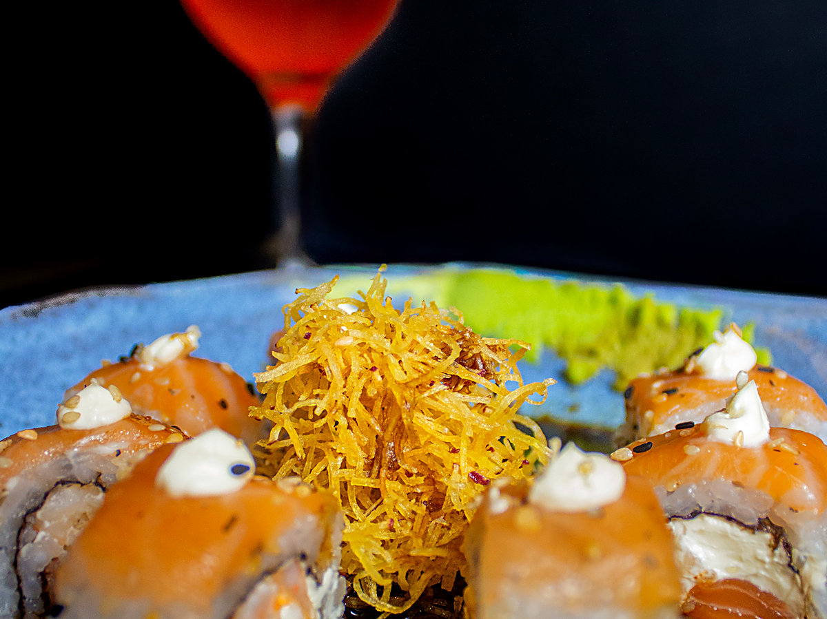 Uramaki com drink ao fundo