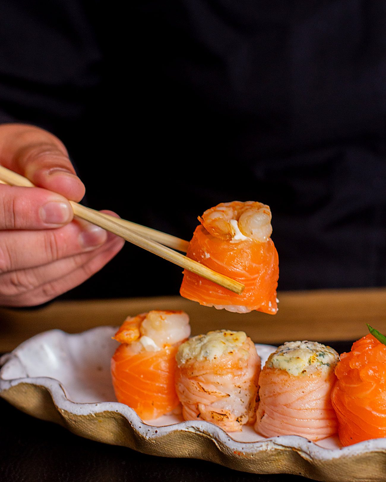 Peça servida à mesa no salão do Himeji Sushi