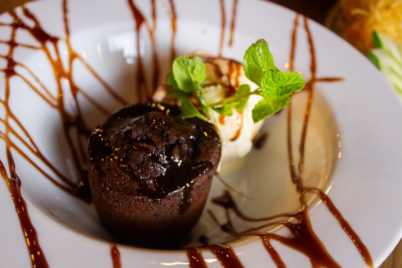 Petit gateau com sorvete e calda de chocolate